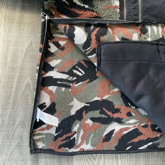 LL Bean High Pile Fleece 1/4 Zip Pullover Jacket 
Men’s SMALL
Green Black Camo - Picture 3 of 9